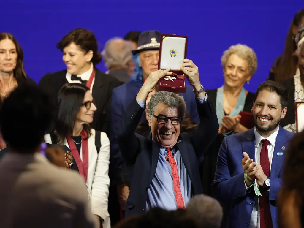 Sempre muito ativo politicamente, Betti também é reconhecido por não se furtar a participar do debate público, em especial na denúncia de injustiças sociais