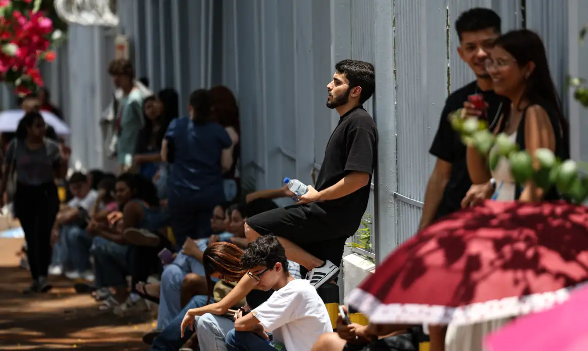 Candidatos comparecem a local de prova para realização do segundo dia do Exame Nacional do Ensino Médio (Enem) 2025