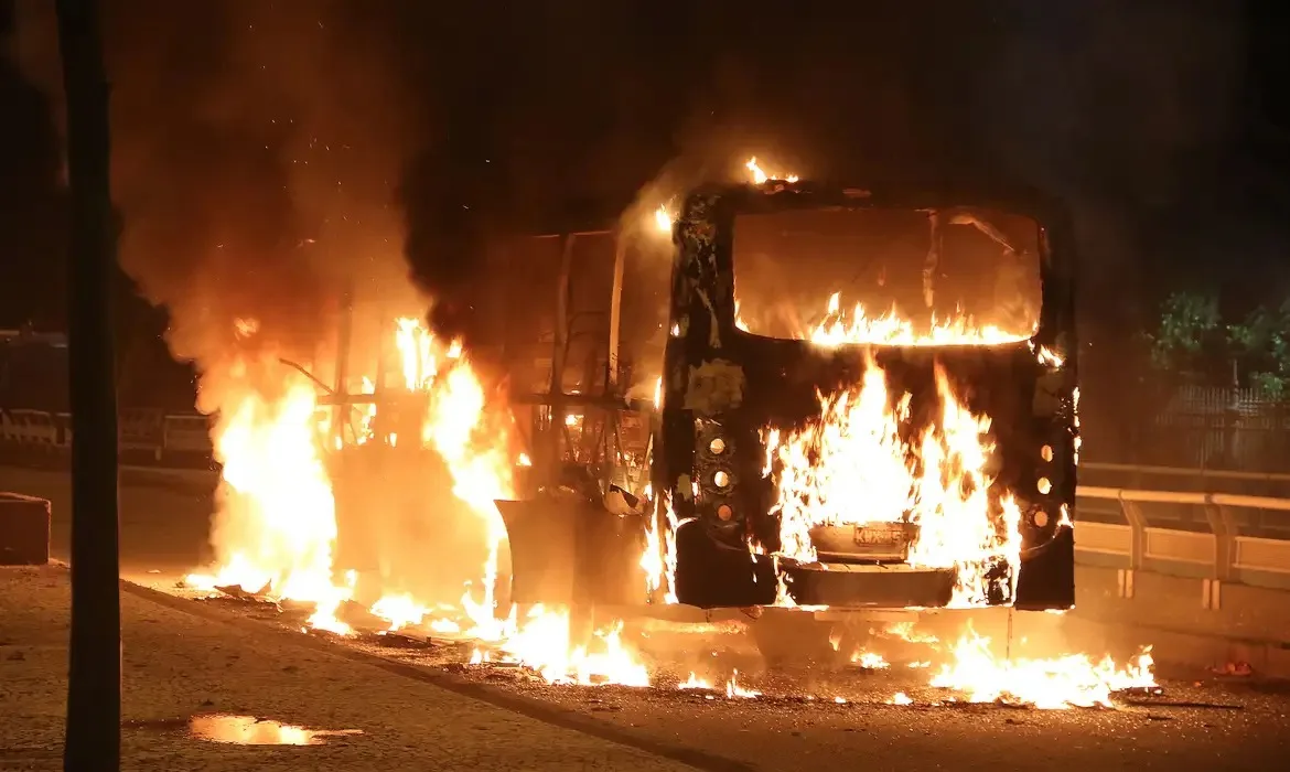 Ônibus incendiado no Rio de Janeiro (RJ).