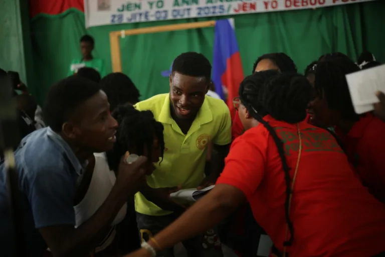 Haitianos procuram promover o crioulo como língua oficial e símbolo da resistência anticolonial
