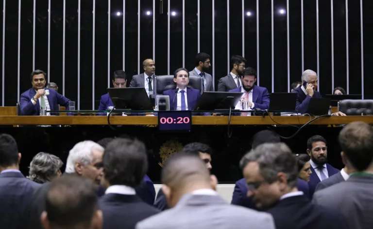 Em votação conturbada, Câmara aprova PL Antifacção e extrema direita sai fortalecida