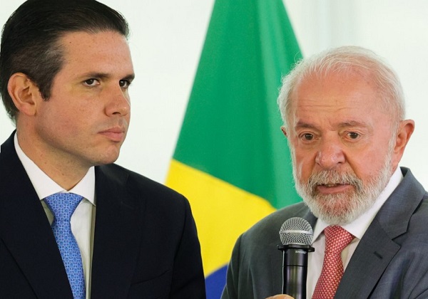 Presidente da Câmara, Hugo Motta (Republicanos-PB), que indicou deputado de oposição para relatar PL Antifacção, apresentado pelo governo, ao lado do presidente Lula (PT)