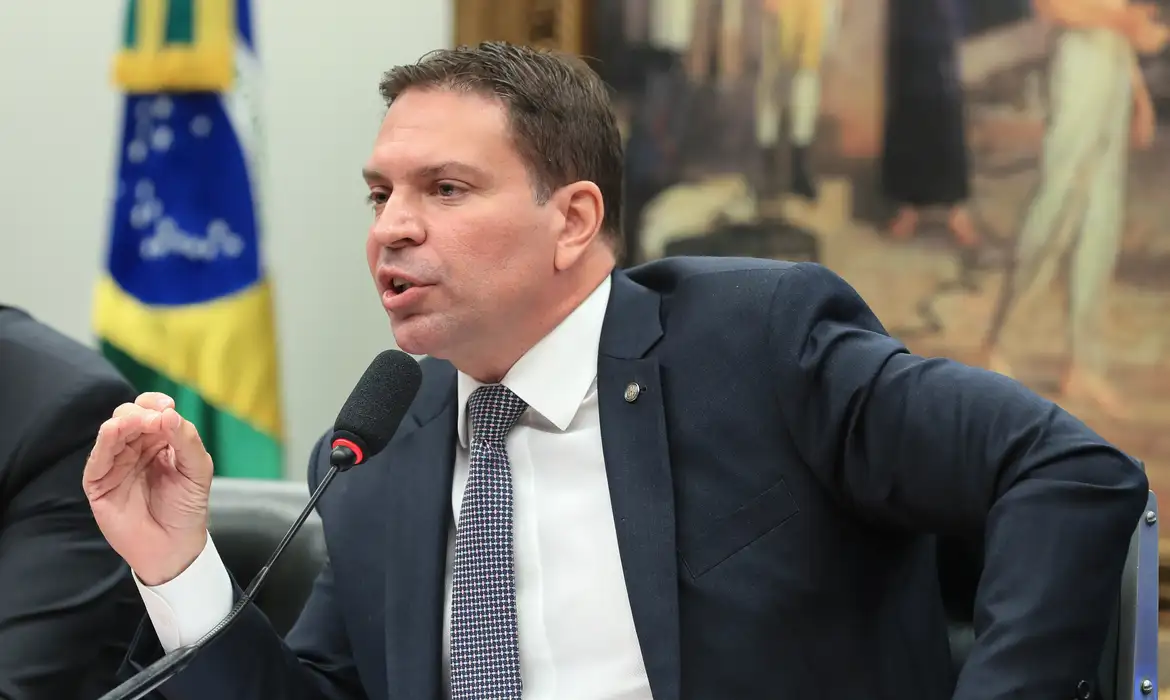 ramagem esta foragido nos eua Ex-diretor da Agência Brasileira de Inteligência (Abin), o deputado foi condenado a 16 anos, um mês e 15 dias de prisão na ação penal da trama golpista.