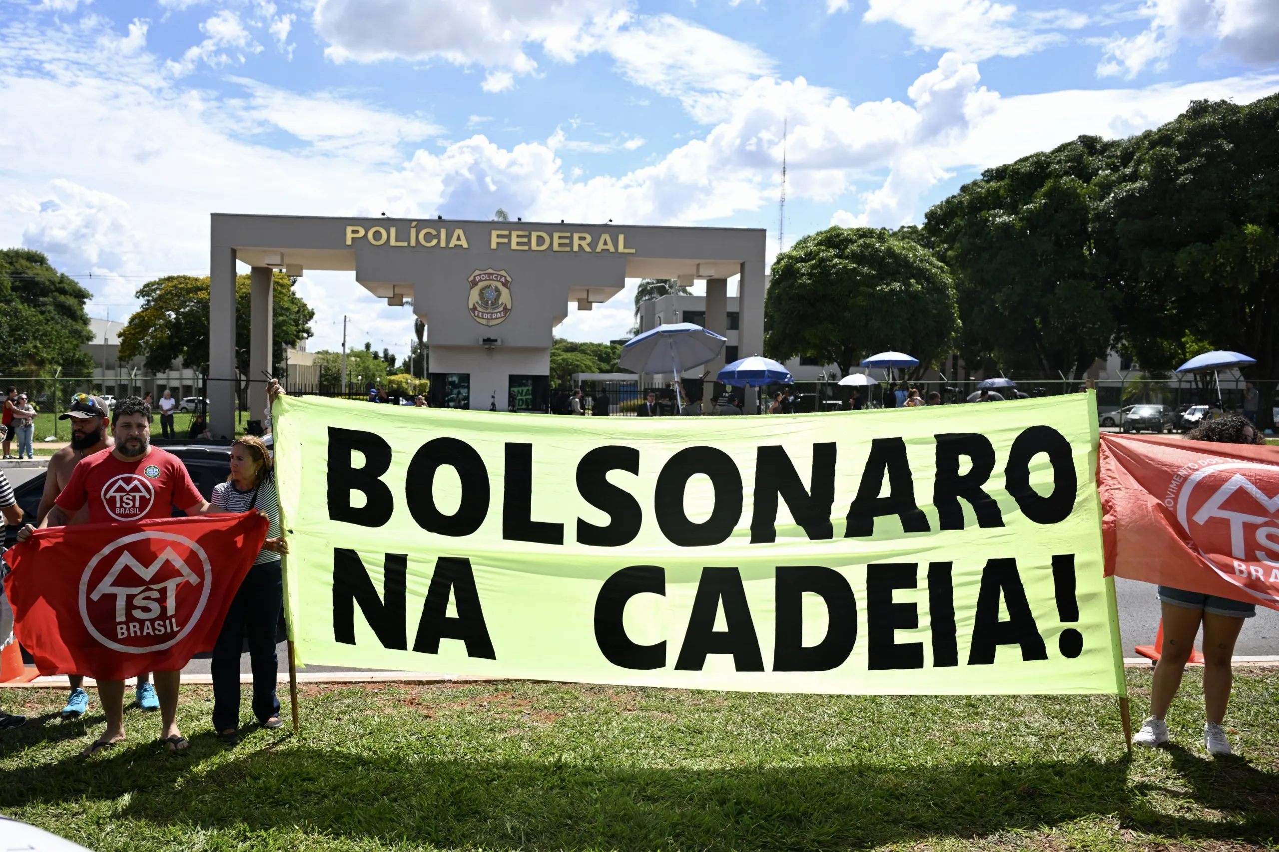 Manifestantes comemoraram a prisão de Bolsonaro em frente à Superintendência da PF