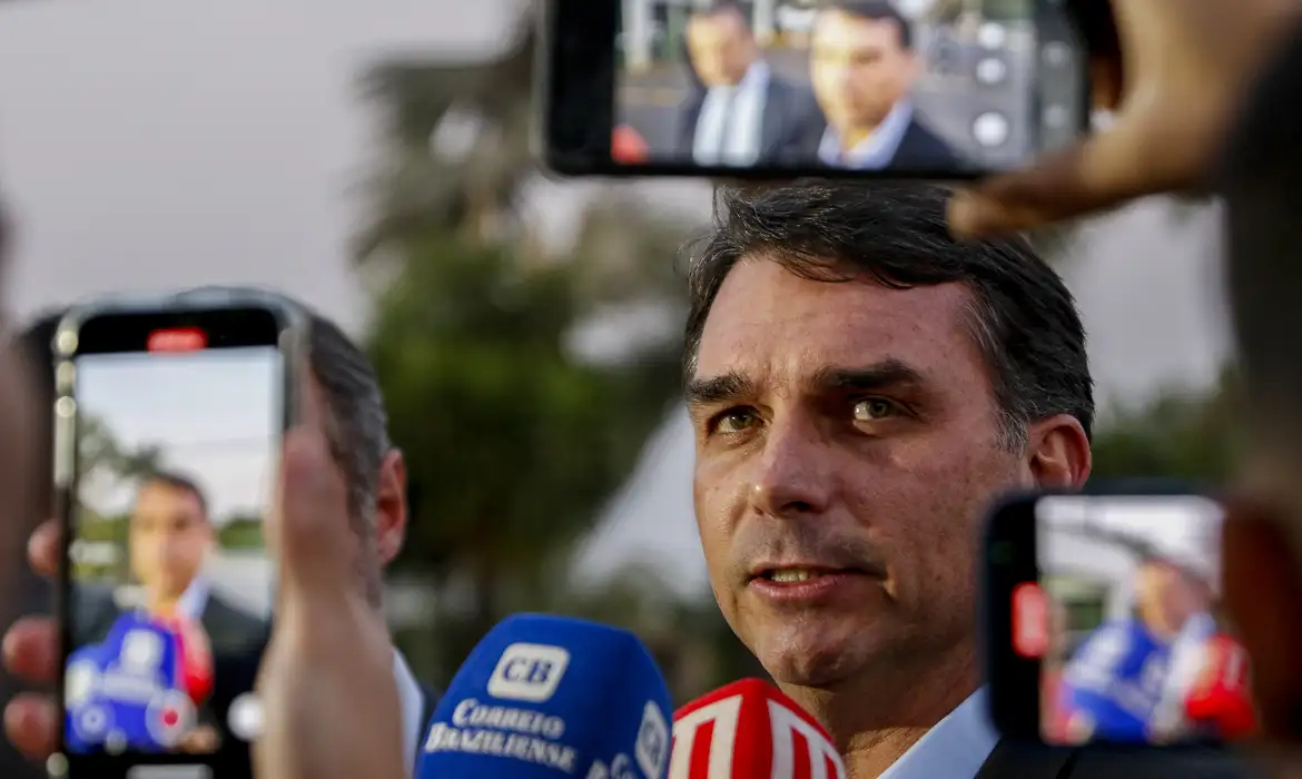 flavio bolsonaro filho de jair bolsonaro tem atuado como seu porta voz