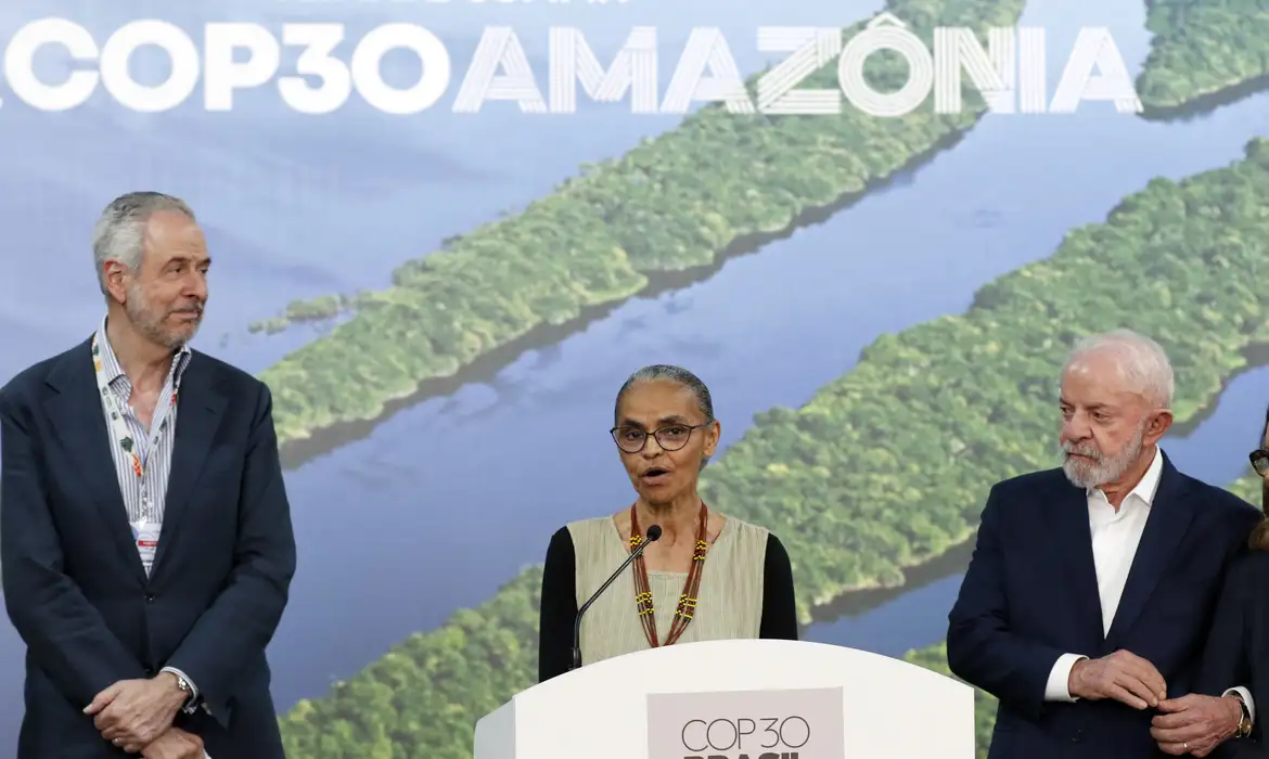 Presidente da República, Luiz Inácio Lula da Silva, tendo ao lado esquerdo o presidente da COP30, André Corrêa do Lago e ao lado direito a ministra do Meio Ambiente, Marina Silva, durante entrevista coletiva após reuniões na COP30
