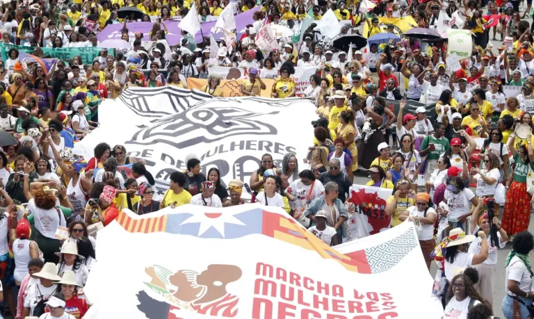 Mulheres negras realizam marcha no centro do Recife, nesta sexta-feira (24)
