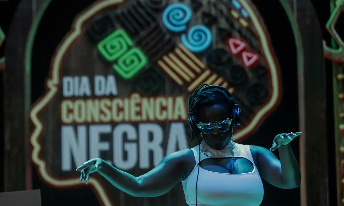 Populares participam de evento comemorativo ao Dia da Consciência Negra na torre de TV