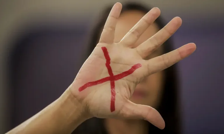 Mais de 70% das agressões contra mulheres têm testemunhas, diz estudo
