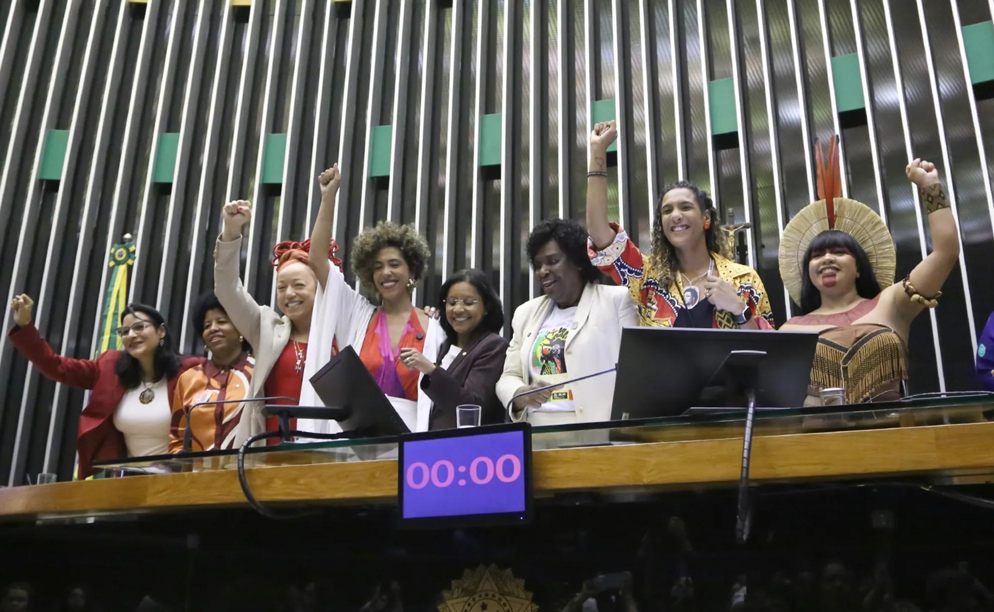Deputadas e ministras participaram de sessão solene na Câmara