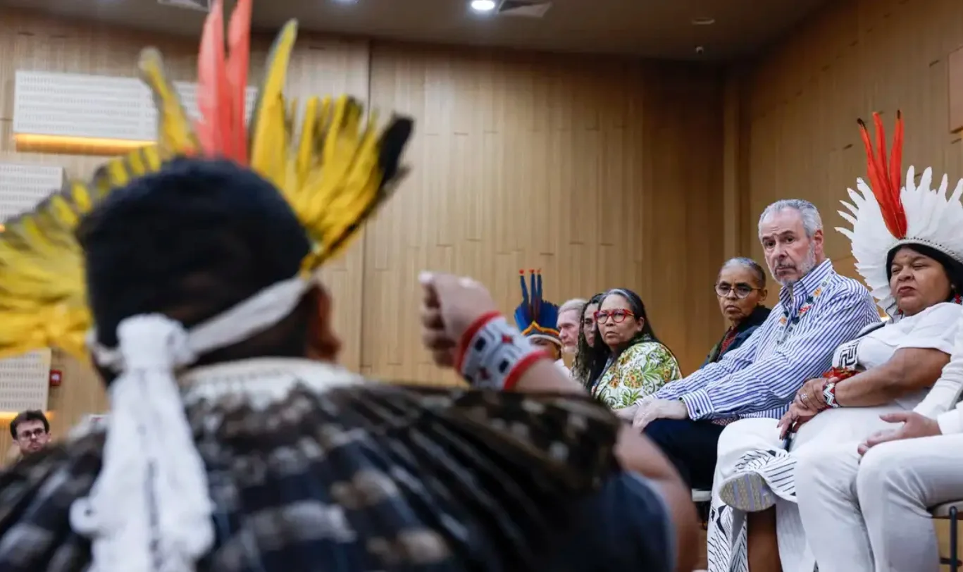 André Côrrea do lago recebe indígenas Munduruku após manifestações na COP30
