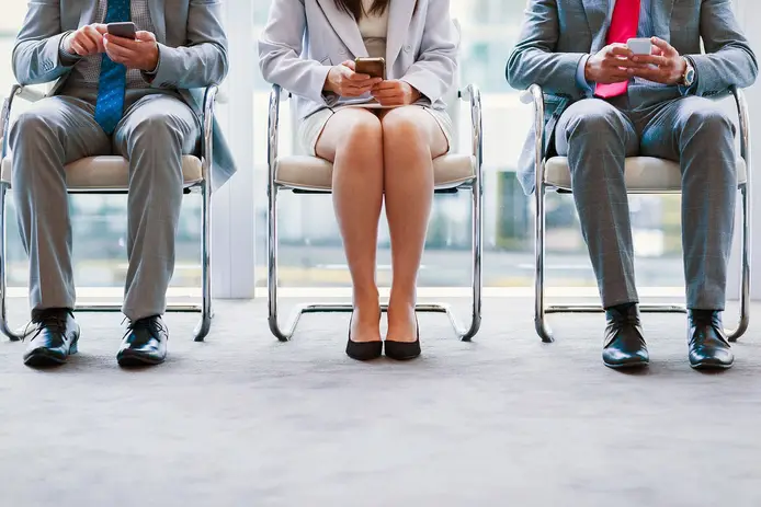 Mulheres ganham 21% menos que homens e a desigualdade resiste no mercado de trabalho