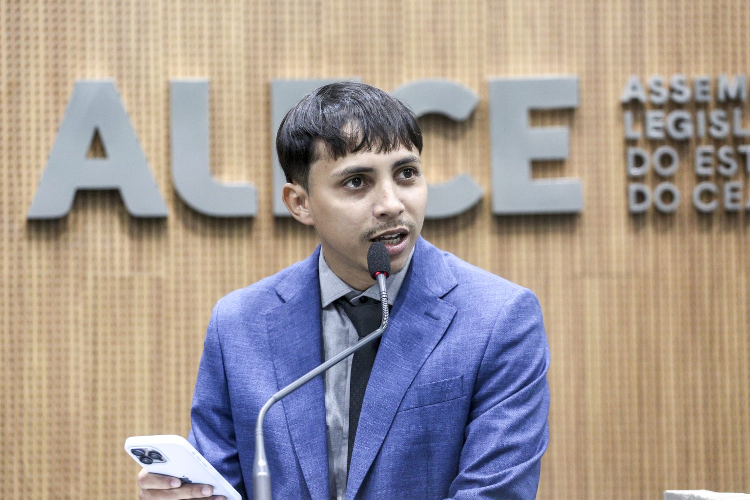 O deputado também discute a importância da segurança de dados e o papel do Estado em relação aos trabalhadores que atuam com a produção de conteúdos