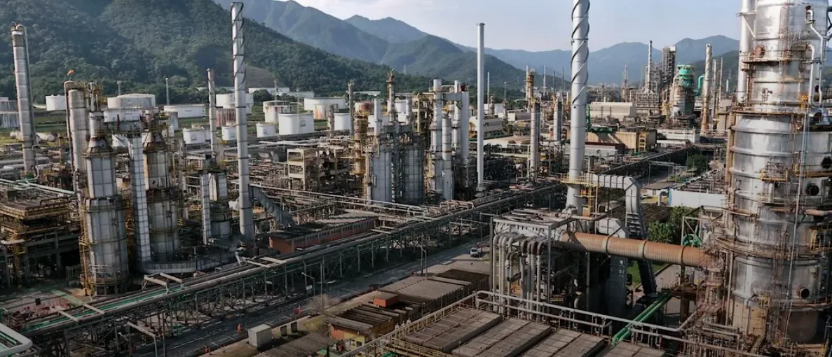 Dados de investimento em energias renováveis, mostram que os biocombustíveis, uma tecnologia brasileira, vêm perdendo força em relação à energia solar, importada da China