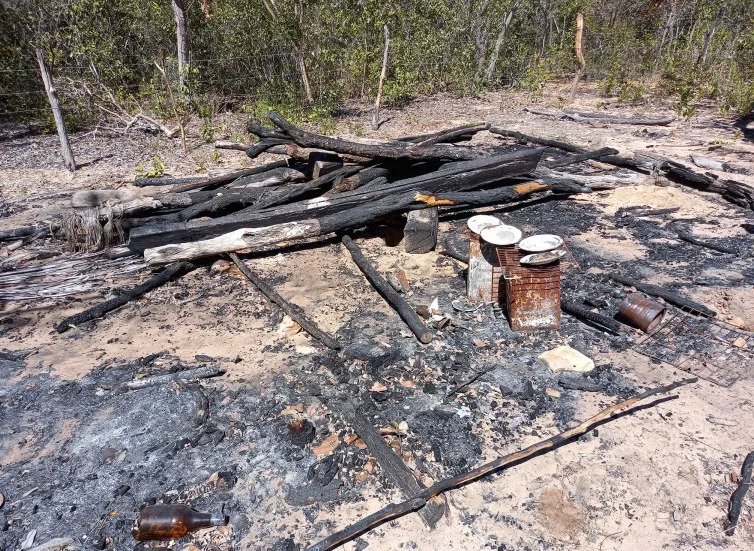 Rancho do Fecho do Cupim, em Correntina, queimado por pistoleiros ligados a milícias em julho de 2023