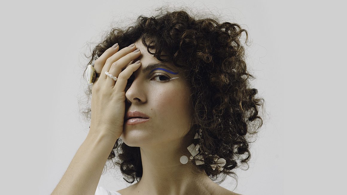 Inspirada por sonhos e pelas raízes capixabas, Luíza Boê define seu estilo como “música mágica brasileira”