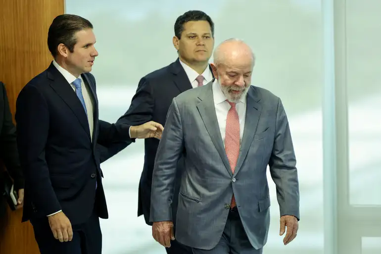 Após a indicação de Jorge Messias para o STF, o presidente do Senado, Davi Alcolumbre (União Brasil-AP), anunciou a votação de uma pauta que pode onerar o orçamento do governo em bilhões de reais.
