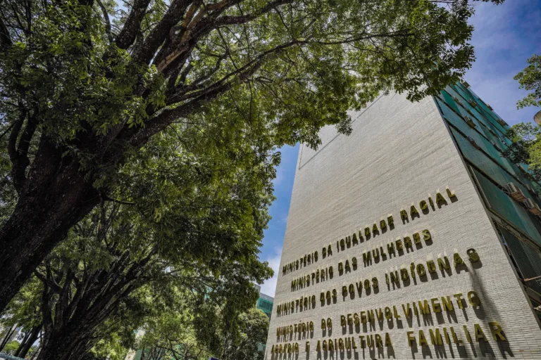 Brasília tem manhã de alerta com incêndio e suspeita de bomba na Esplanada dos Ministérios