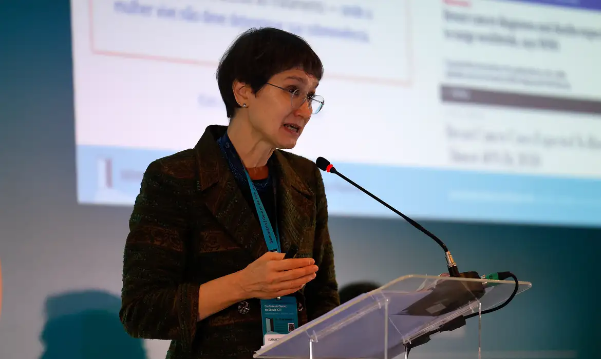 A diretora da Agência Internacional para Pesquisa de Câncer (IARC/WHO), Elisabete Weiderpass, fala durante o seminário internacional “Controle do Câncer no século XXI: desafios globais e soluções locais”