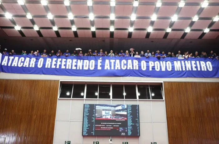 Cerca de 100 pessoas, representando 20 cidades mineiras, participaram da Plenária Estadual em Defesa da Copasa.