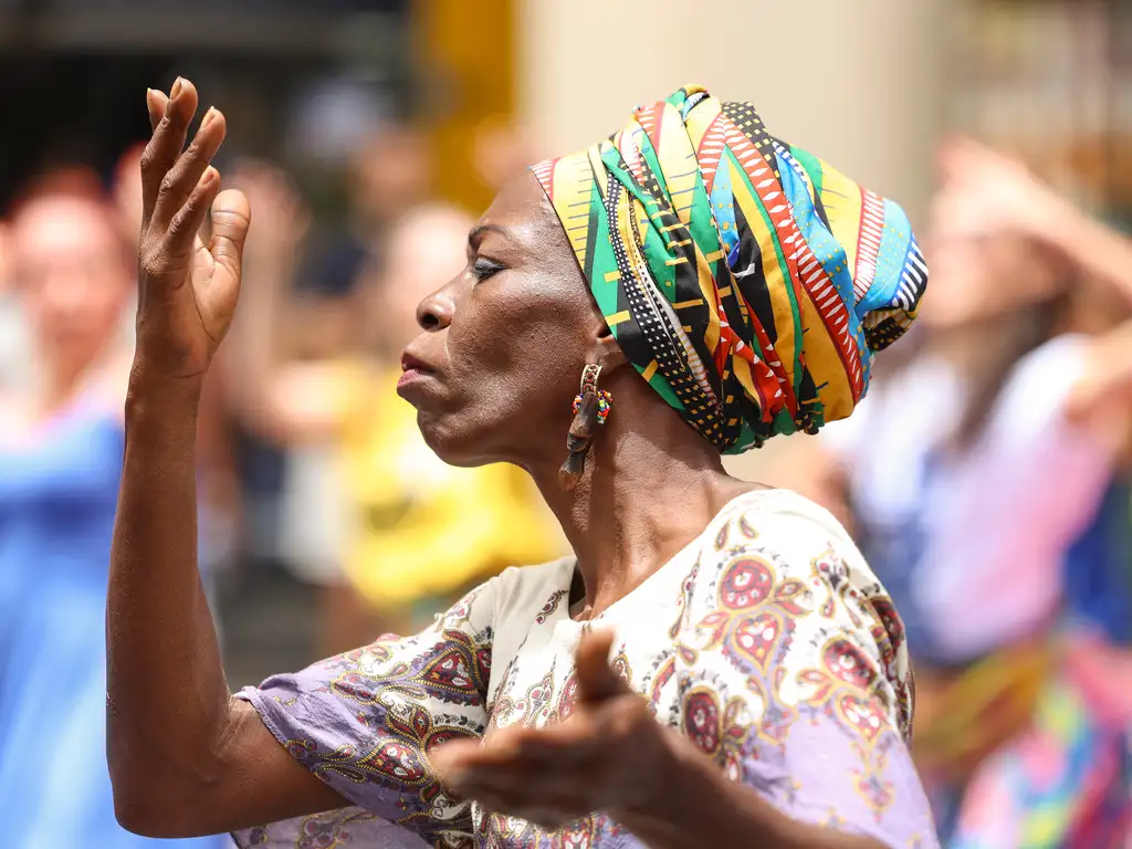 Mulher dança durante manifestação do 20 de novembro no Rio de Janeiro (RJ)