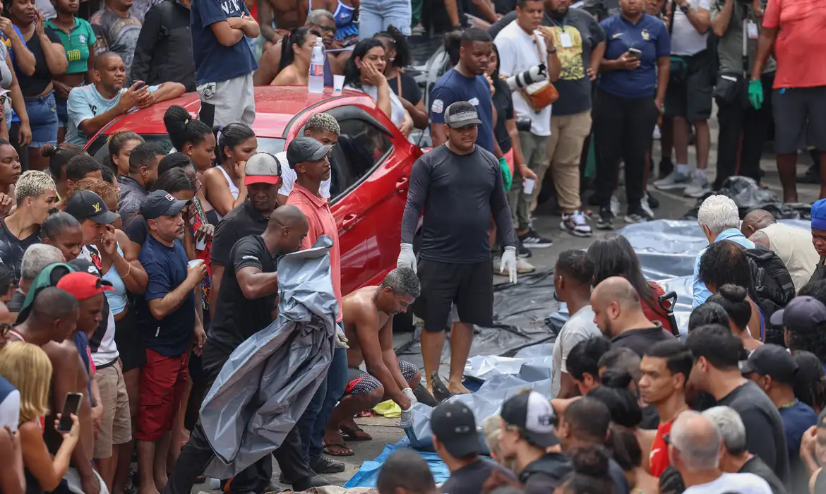 Abordagem de ações policiais violentas de forma sensacionalista e focada numa luta do 'bem' contra o 'mal' por parte da mídia brasileira não é novidade