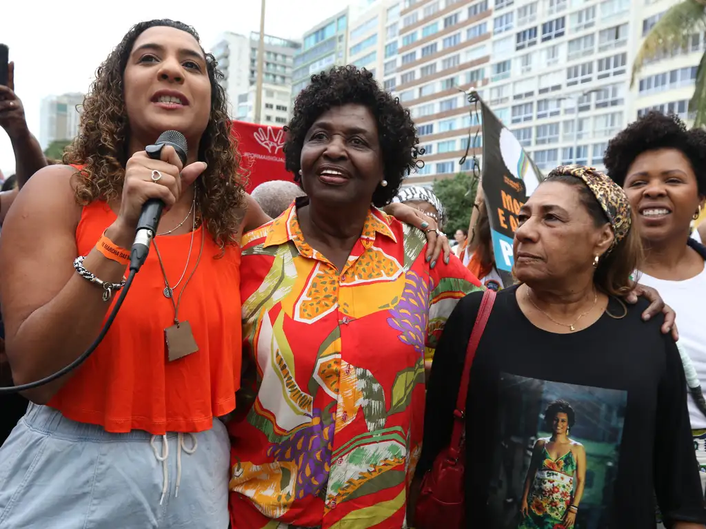 A ministra da Igualdade Racial, Anielle Franco, sua mãe, Marinete da Silva, e a deputada federal, Benedita da Silva, participam da 9ª Marcha das Mulheres Negras no Rio de Janeiro, em 2023