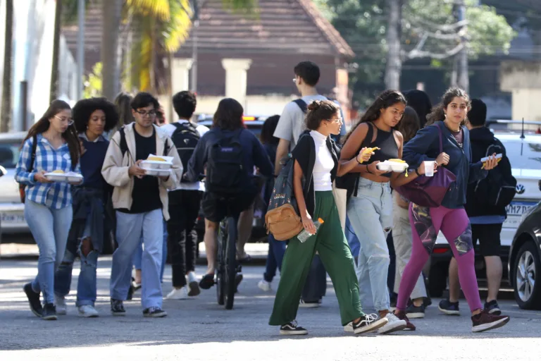 Juventude mantém esperança, mas enfrenta precarização e desigualdades, aponta estudo