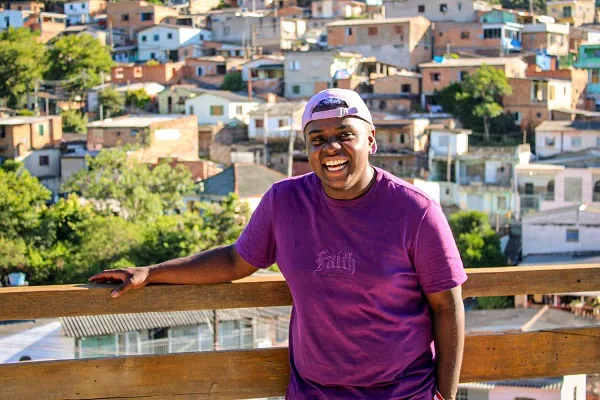 Jovem cineasta retrata o cotidiano do Morro da Cruz, comunidade onde vive