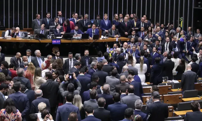 Anistia de golpistas é 'retrocesso criminoso', diz vice-líder do governo no Congresso