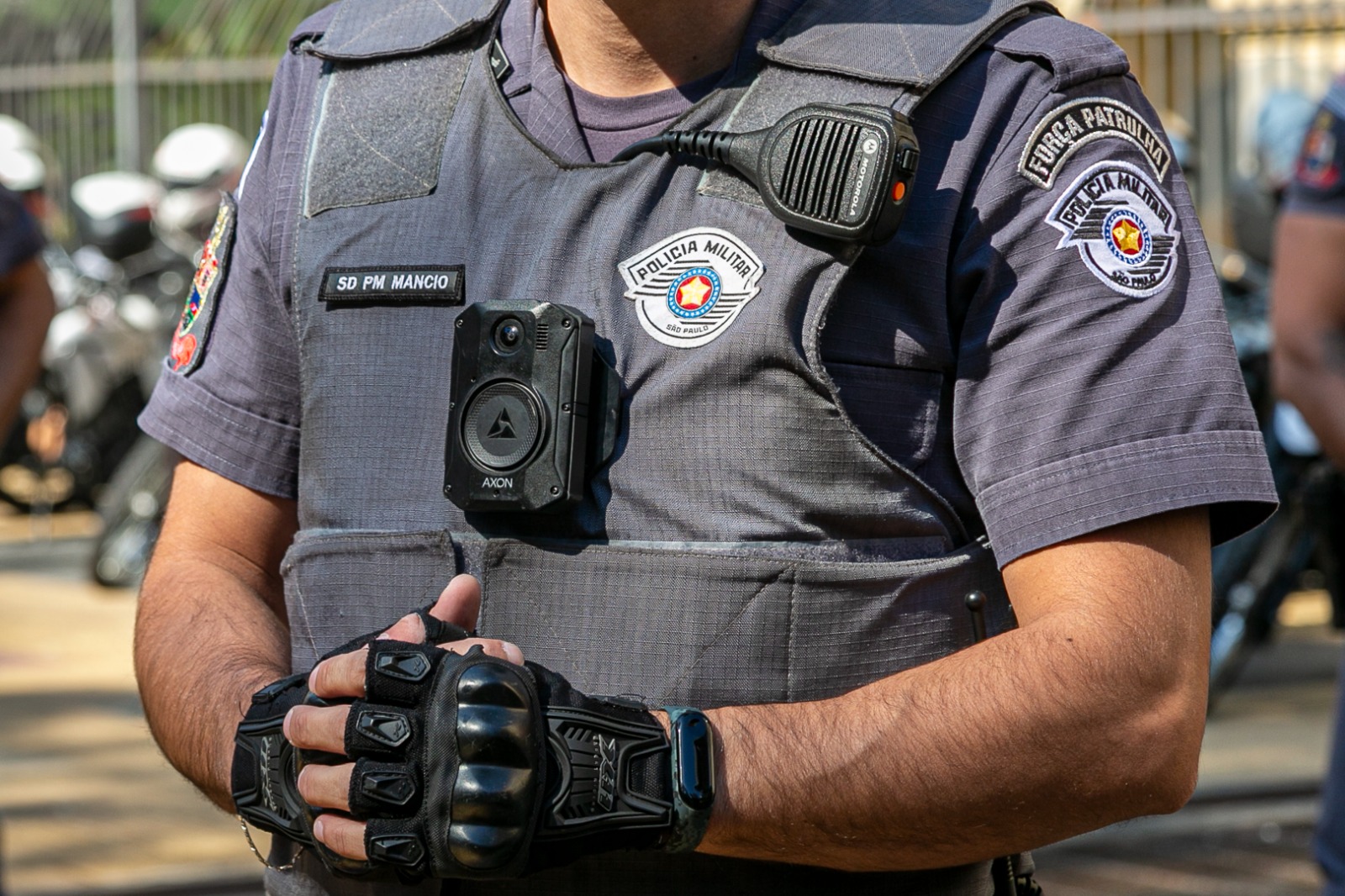 câmeras corporais filmaram a vítima ser baleada já rendida e arma falsa ser colocada na cena