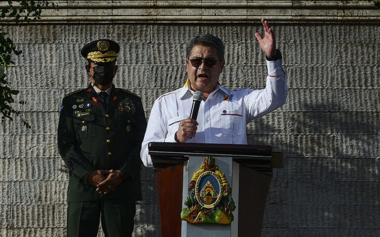 Defensor da guerra às drogas, Trump manda soltar ex-presidente hondurenho condenado por tráfico