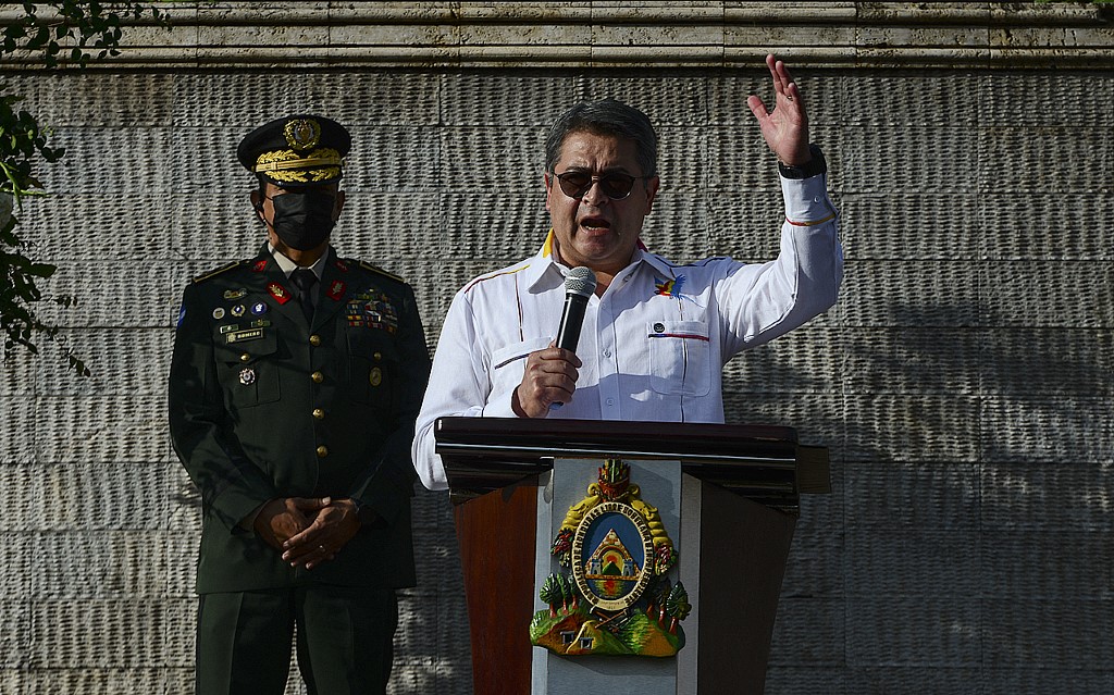 Ex-presidente hondurenho condenado por ajudar a traficar 400 toneladas de cocaína para os Estados Unidos saiu da prisão após ser perdoado pelo presidente Donald Trump.