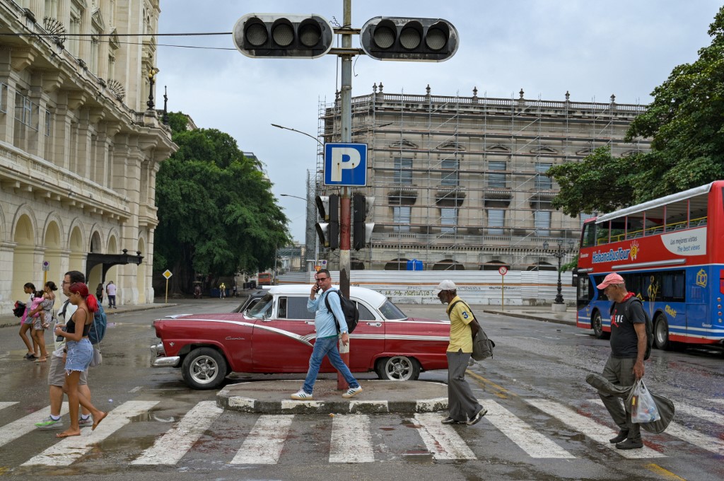 Pedestres passam por um semáforo em uma rua de Havana que está desligado devido a uma queda de energia, em 3 de dezembro de 2025.