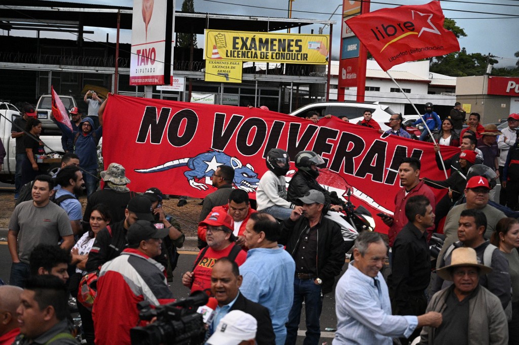Apoiadores do partido governista Libertad y Refundación (LIBRE) protestam para denunciar fraude eleitoral durante as últimas eleições em Tegucigalpa, em 15 de dezembro de 2025.