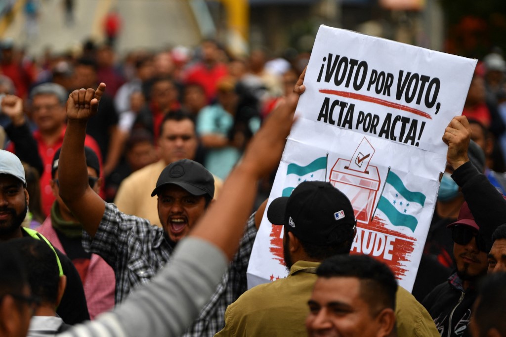 Apoiadores do partido governista Libertad y Refundación (LIBRE) se reúnem em frente à Casa Presidencial em apoio à presidente de Honduras, Xiomara Castro, e contra a fraude eleitoral em Tegucigalpa, em 17 de dezembro de 2025.