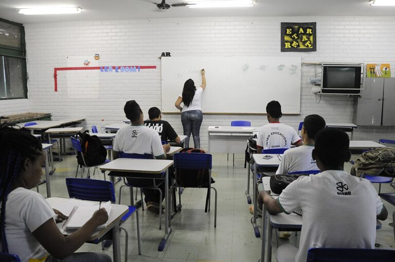 Aumento do Fundeb não é suficiente para garantir melhorias na educação básica, afirma professor