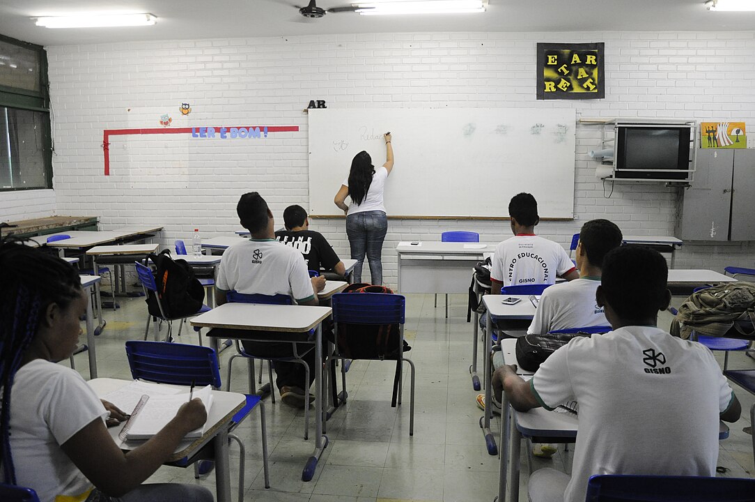 Para especialista, Brasil precisa de "expansão massiva" na educação
