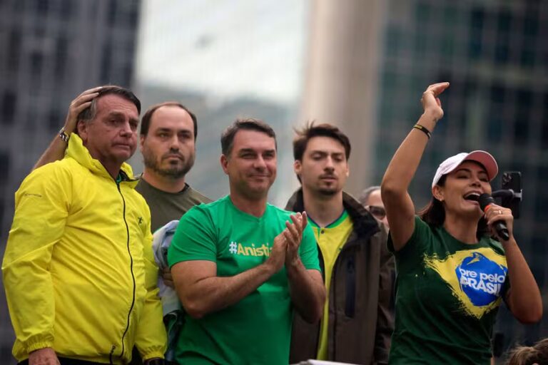 Extrema direita amargou derrotas em 2025, mas não se deve subestimar bolsonarismo