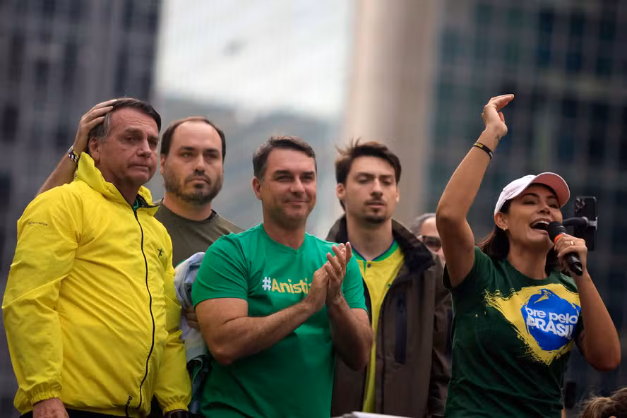 Ida de Eduardo Bolsonaro aos EUA falhou, sanções norte-americanas foram revertidas e grupo deve mirar Congresso após prisão do ex-presidente