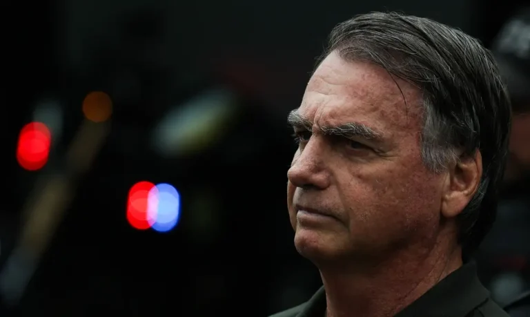 Mais da metade dos brasileiros acredita que Bolsonaro deve estar preso, aponta pesquisa