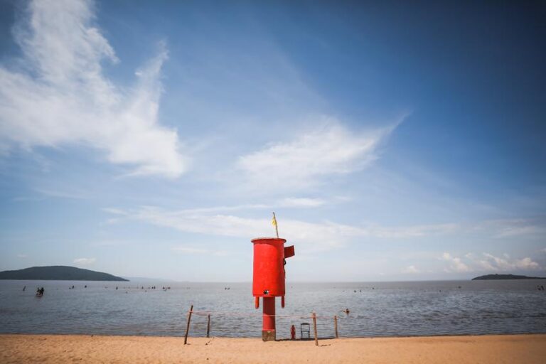 Praias do Guaíba e piscinas públicas são opção de lazer em Porto Alegre no fim de ano