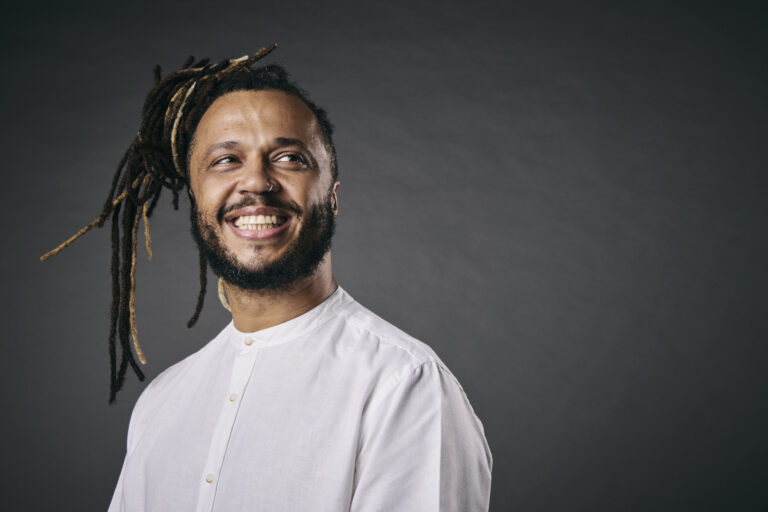 ‘O mundo não tá preparado para o terreiro’: Pai David expõe o racismo na relação com a Umbanda