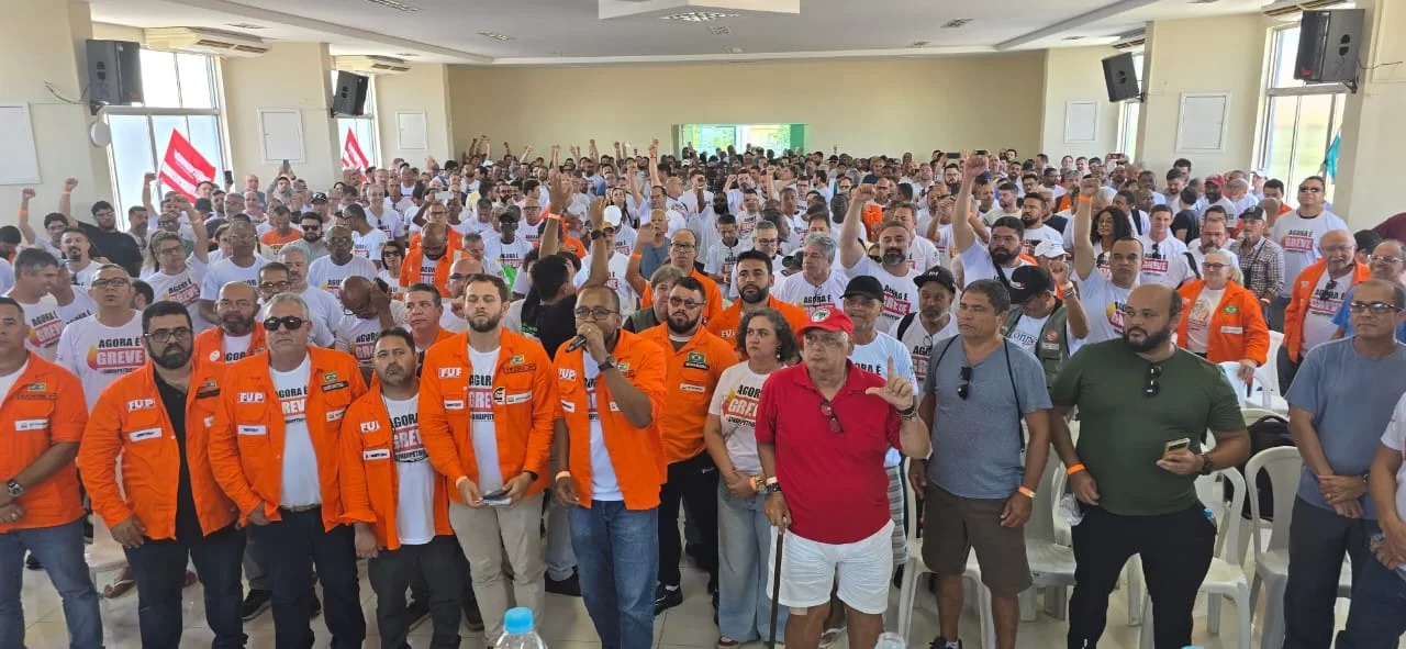 Petroleiros do Sindipetro-NF em assembleia