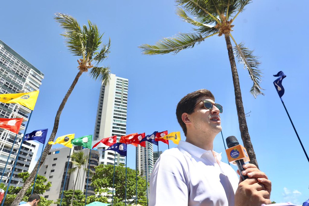 Prefeito do Recife, João Campos (PSB), durante evento na praia de Boa Viagem; parte da orla e faixa de areia pode ser entregue para a gestão privada