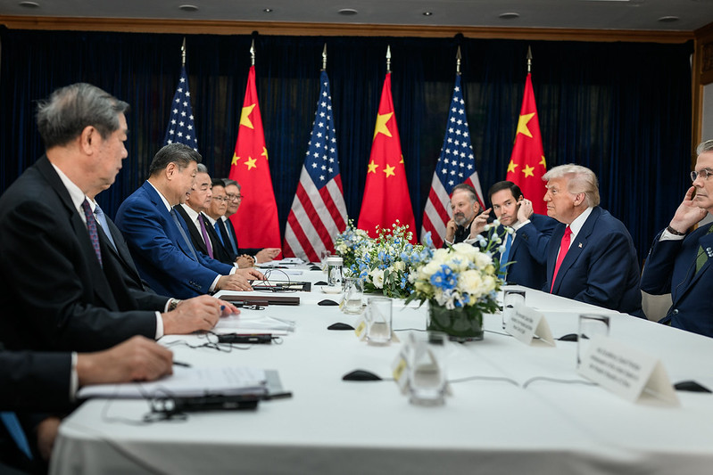O presidente dos EUA, Donald Trump (à direita), e o presidente da China, Xi Jinping (à esquerda), durante conversa na Base Aérea de Gimhae, em Busan, na Coreia do Sul