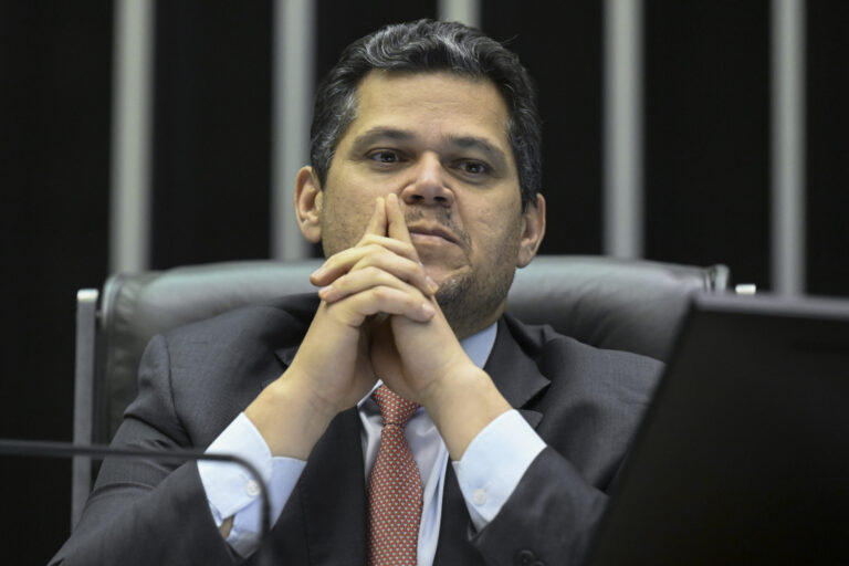 'Sentado' na PEC da Segurança, Alcolumbre tende a avançar com fim da 6x1 devido pressões