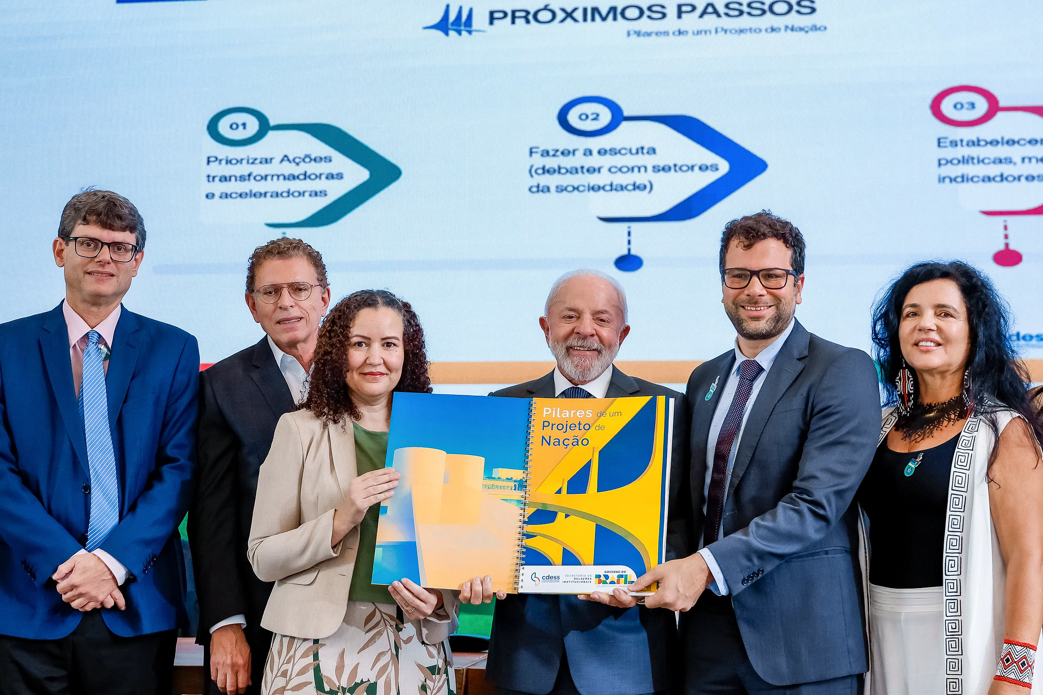 Lula recebeu o documento durante a 6ª plenária do Conselhão, nesta quinta (4).