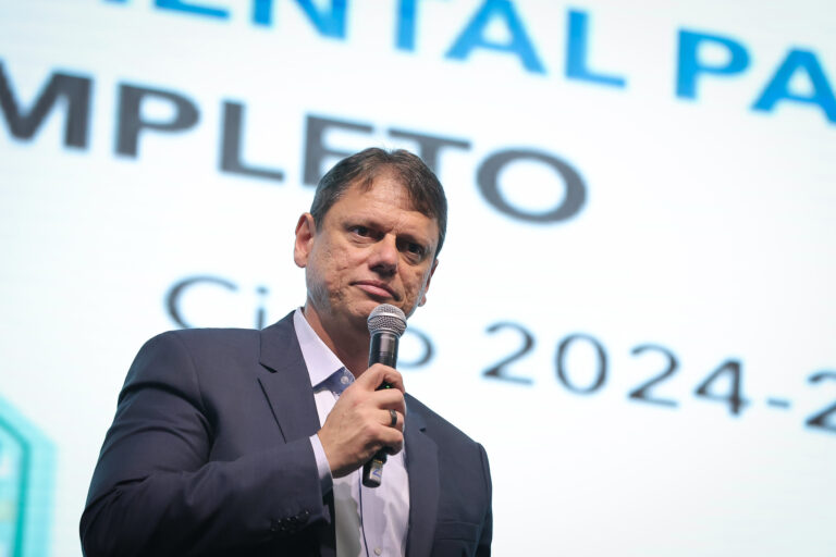 SP: Tarcísio veta projeto que exigia critérios de direitos humanos para empresas em licitações