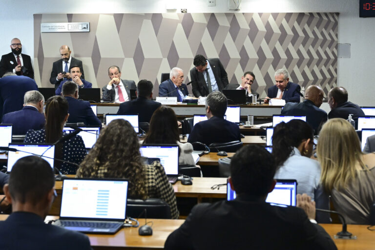 CCJ do Senado aprova fim da escala 6x1; texto deve seguir para o plenário da Casa